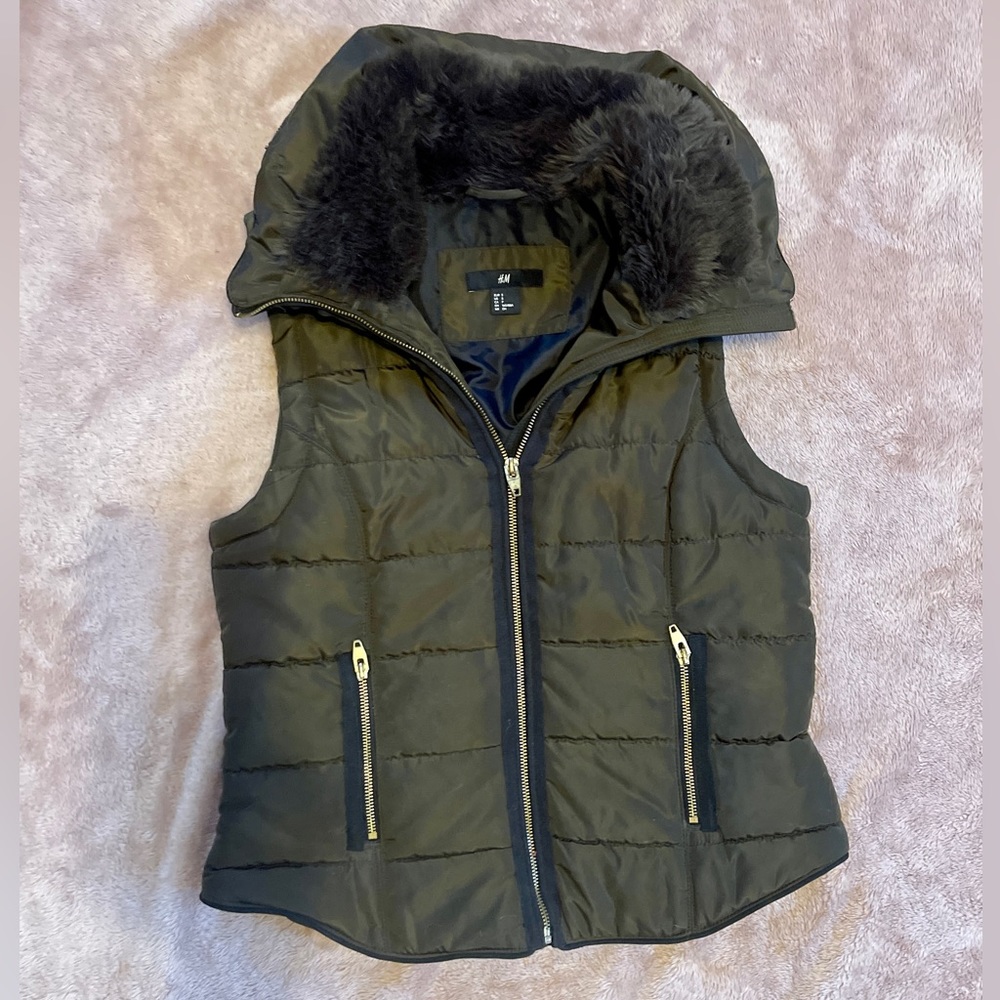 H&M puffer vest with faux fur!